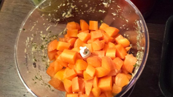 ...und dann rein mit den Karotten in die Küchenmaschine