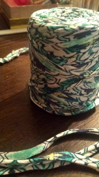 Recycelter Stoff der zu einer Art Schnur verarbeitet wurde