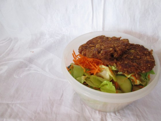 Lunchspiration - Vegetarische Laibchen mit Salat